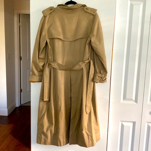 VIntage Authentic Burberry Trenchcoat - Picture 5 of 6